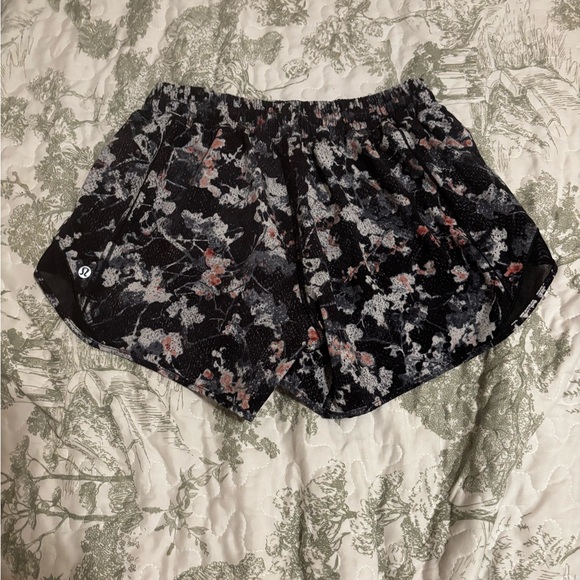 lululemon sz 8 Women's Hotty Hot Shorts Spring Bloom Multi Black running tennis - Picture 13 of 14
